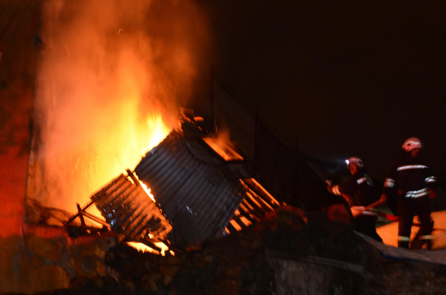 Erzurum'da iki katlı boş bina yandı